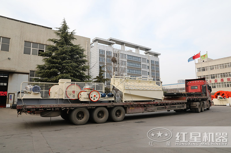 紅星對輥破碎機(jī)裝車發(fā)貨現(xiàn)場 紅星對輥破碎機(jī)裝車發(fā)貨現(xiàn)場