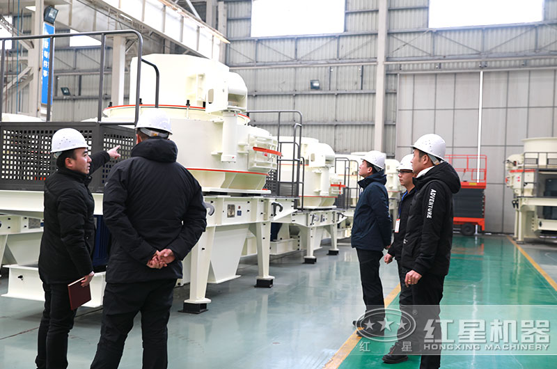 客戶來廠參觀，經理陪同詳細介紹